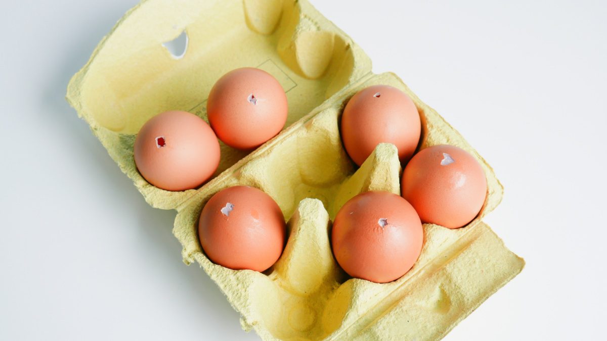 Des œufs décorés aux feutres Posca pour Pâques Etape 1