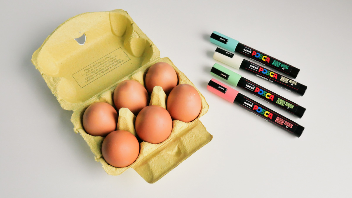 Des œufs décorés aux feutres Posca pour Pâques Matériel