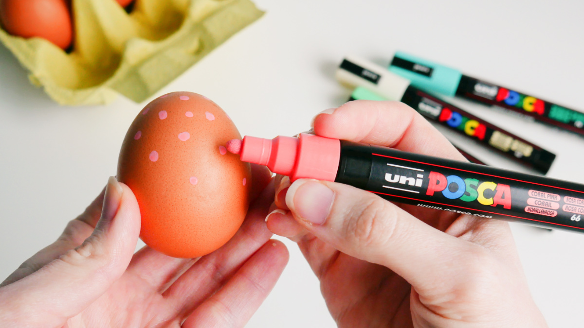 Des œufs décorés aux feutres Posca pour Pâques etape 2