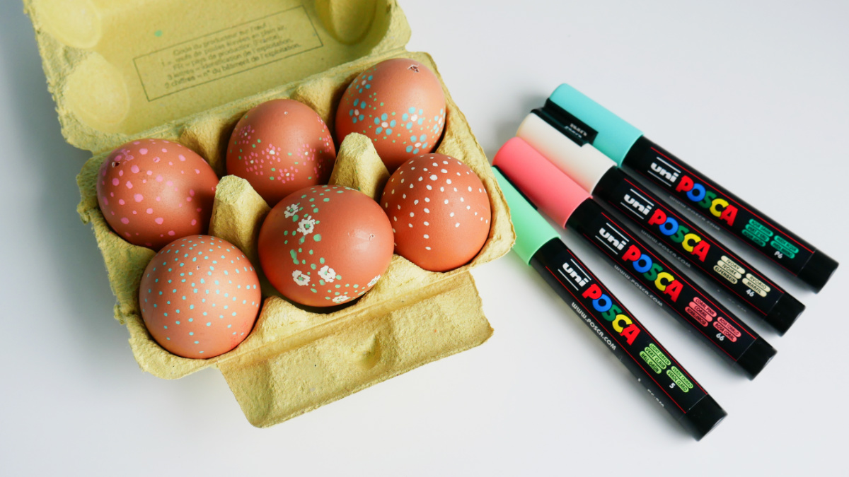 Des œufs décorés aux feutres Posca pour Pâques etape 3