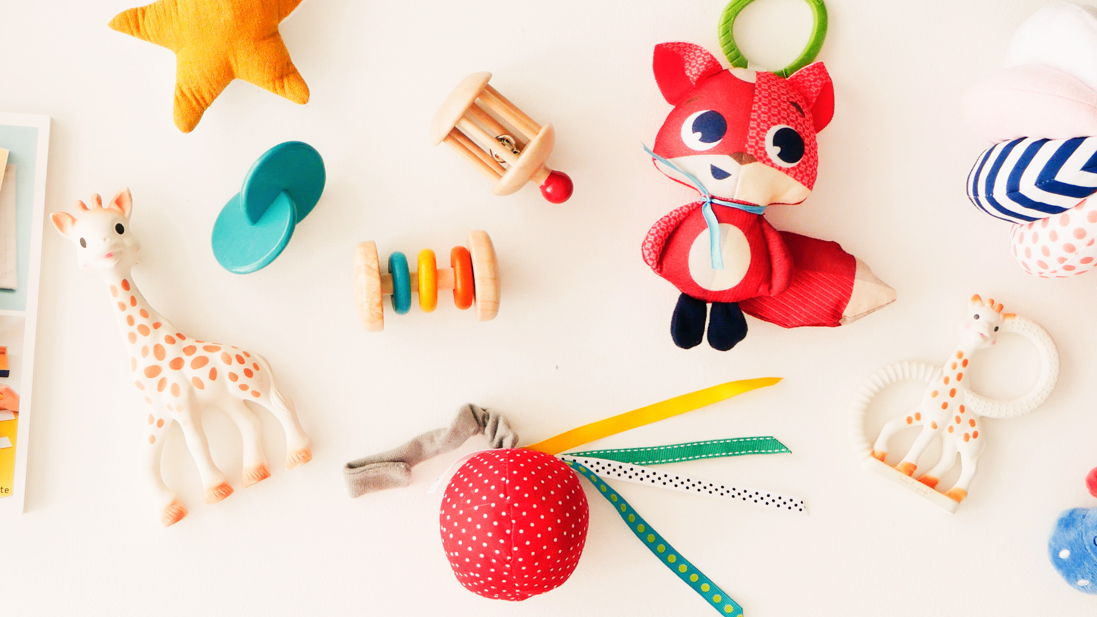 Ses premiers jouets sophie la girage tiny love et montessori